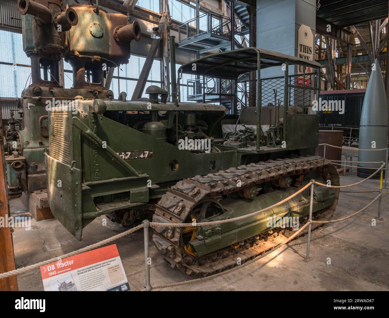 Un trattore tracciatore D8 (1943) nel Big Space, Historic Dockyard Chatham, Kent, Regno Unito. Foto Stock