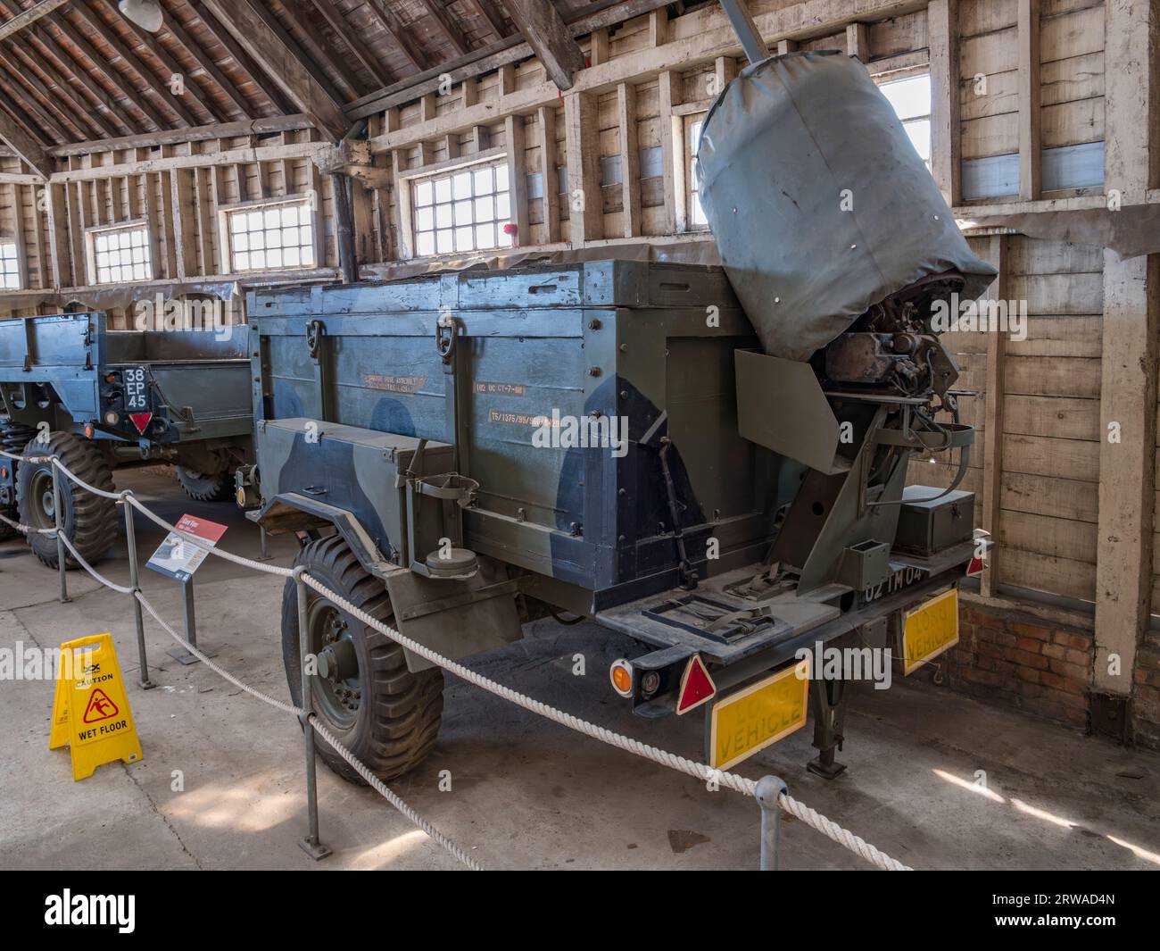 Una Giant Viper mine-Clear (1950-2000s) che utilizzava un razzo per lanciare esplosivi su campi minati, Big Space, Historic Dockyard Chatham, Kent, Regno Unito. Foto Stock