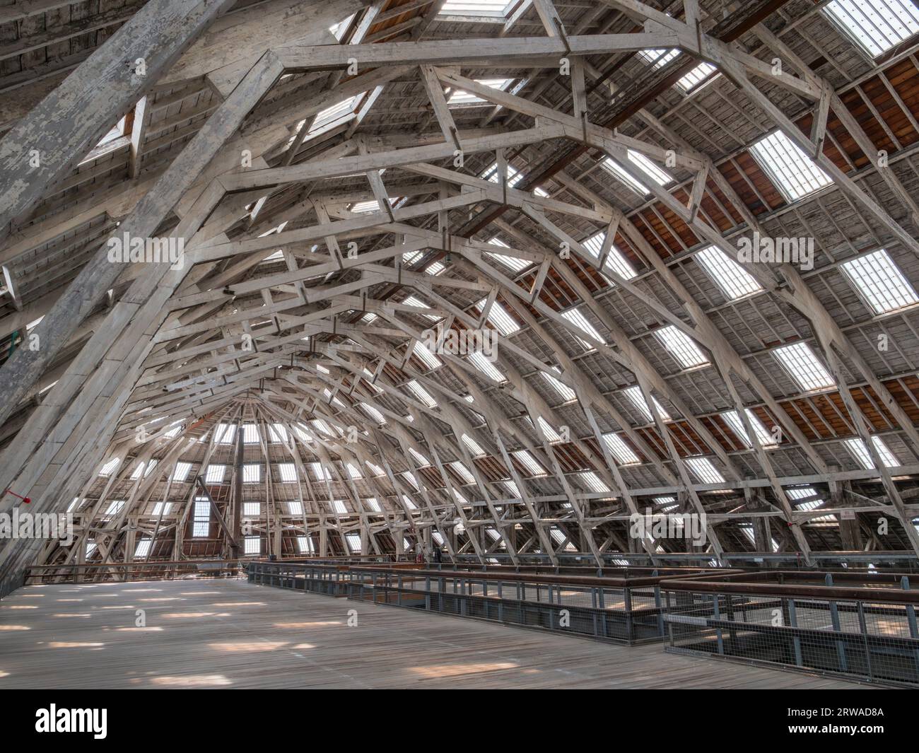 Vista generale dello splendido negozio di scivoli, un alto piano rialzato aggiunto nel 1904 al 1838 No 3 Slip nello storico cantiere navale di Chatham, Kent, Regno Unito. Foto Stock