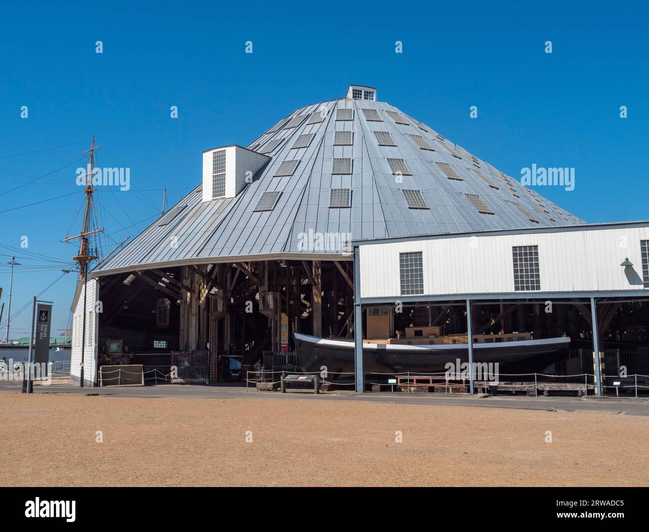 Vista esterna dell'area espositiva Big Space con il piano mezzanino n° 3 Slip sopra, Historic Dockyard Chatham, Kent, Regno Unito. Foto Stock