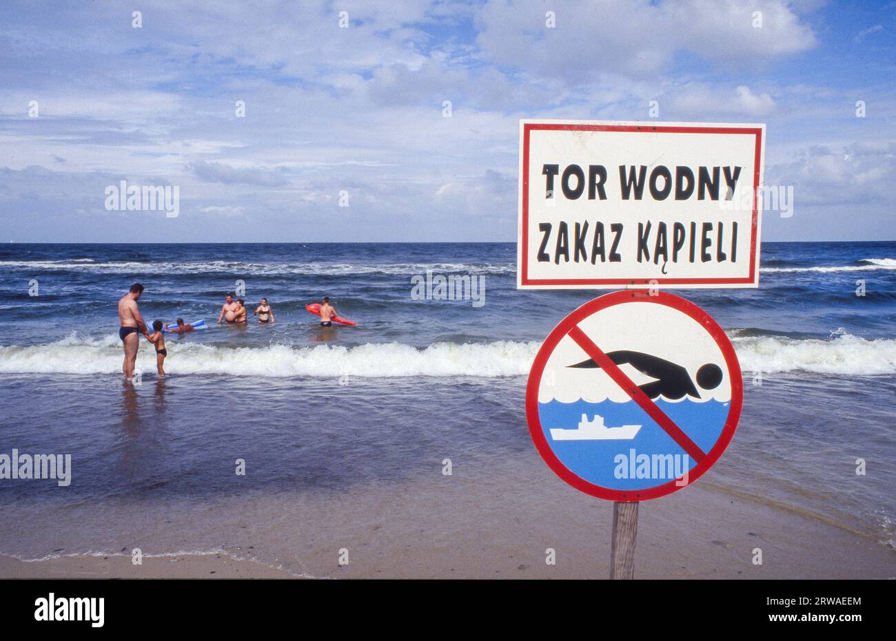 Polonia, un cartello di divieto di nuoto sulla spiaggia del Mar Baltico. Foto Stock