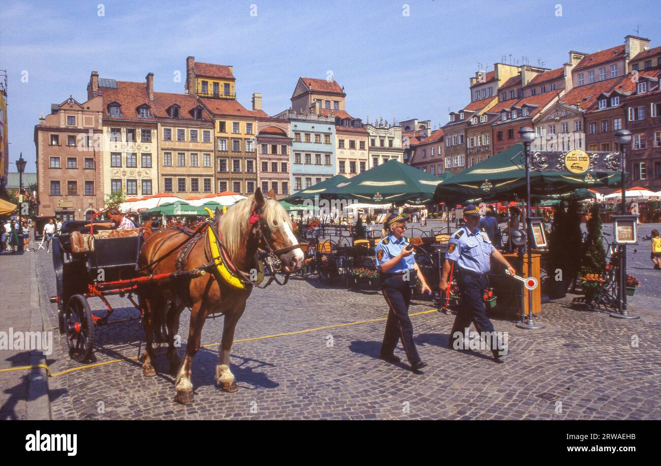 Polonia, Varsavia, polizia nella piazza della città vecchia, rynek Starego Miasta. Foto Stock