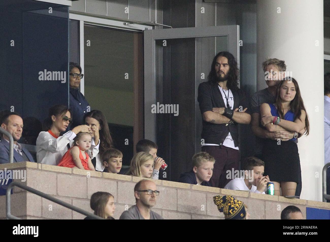 Los Angeles, USA 17 settembre 2023 IMMAGINE DEL FILE datata 28 ottobre 2012 Russell Brand con Victoria Beckham e Gordon Ramsey guarda LA Galaxy contro Seattle Sounders all'Home Depot Center, Carson, California, USA/ Credit: Headlinephoto/Alamy Live News Foto Stock