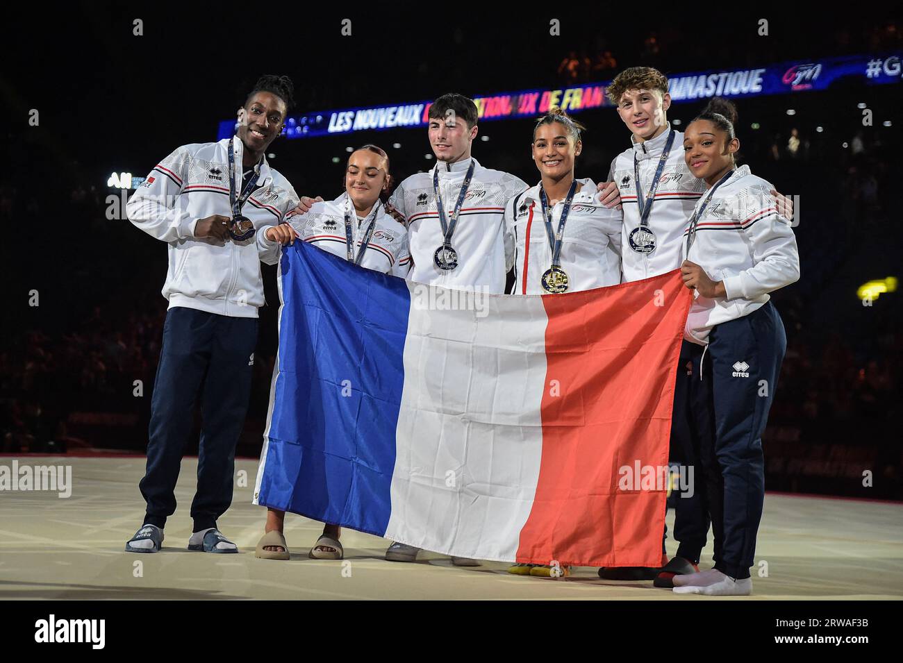 Atleti francesi (da L a R) Cameron-Lie Bernard, Coline Devillard, Leo Saladino, Marine Boyer, Benjamin Osberger, e Melanie de Jesus dos Santos, posa per una foto alla fine della nuova ginnastica artistica internazionale francese presso la sala dei Giochi Olimpici dell'Accor Arena di Parigi il 17 settembre 2023. Foto di Firas Abdullah/ABACAPRESS.COM Foto Stock