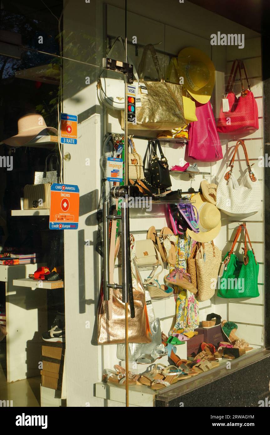 BUCAREST, ROMANIA - 15 luglio 2023: Cappelli, borse e sandali estivi nella vetrina del negozio di accessori per donne alla luce del sole Foto Stock