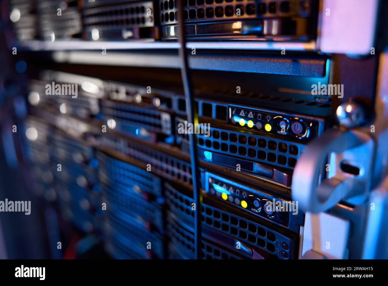 Rack server con hardware supercomputer in primo piano nei big data center Foto Stock