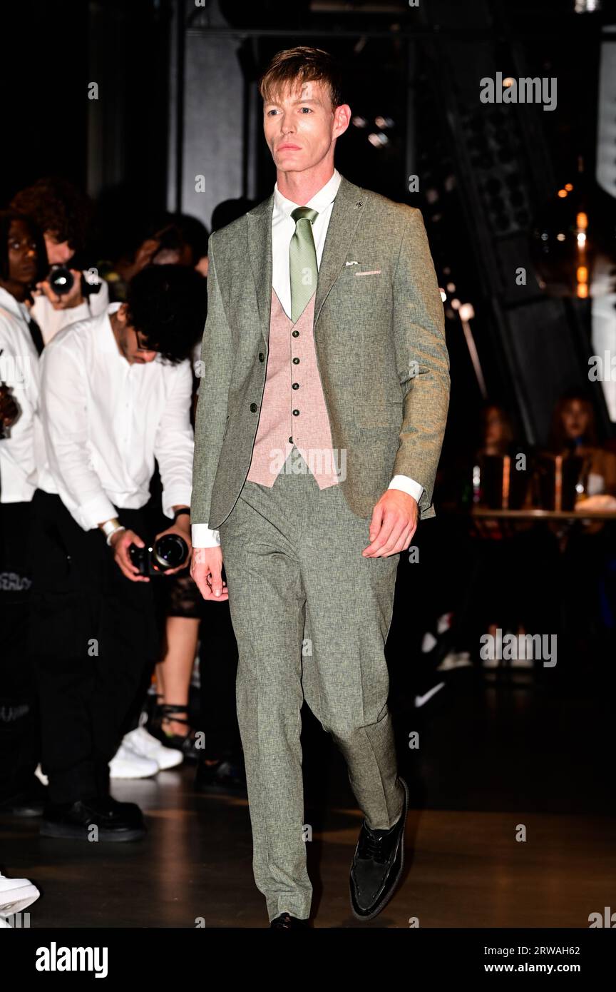 Londra, Regno Unito. 17 settembre 2023. I designer si esibiscono alla sfilata Luxs London per la London Fashion Week. Ho scoperto che la sfilata di moda di ristoranti e club è più interessante che attrae il pubblico e l'industria globale, invece di stare seduti a guardare una sfilata di moda. La moda dovrebbe essere divertente e l'abbigliamento quotidiano che indossiamo dovrebbe riflettere le nostre personalità al cavo Restaurant London, The Now Building, Londra, Regno Unito. Credito: Vedere li/Picture Capital/Alamy Live News Foto Stock