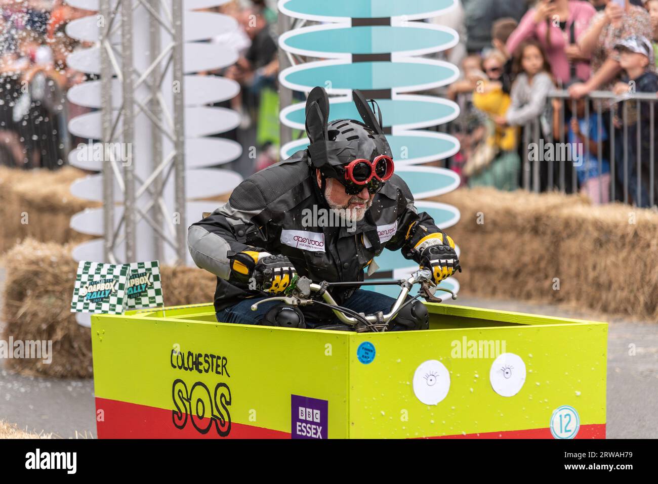 Colchester Soapbox Rally. Sapbox derby Gravity Racing nella High Street di Colchester, Essex, Regno Unito. Ingresso 12 Colchester SOS Bus Foto Stock