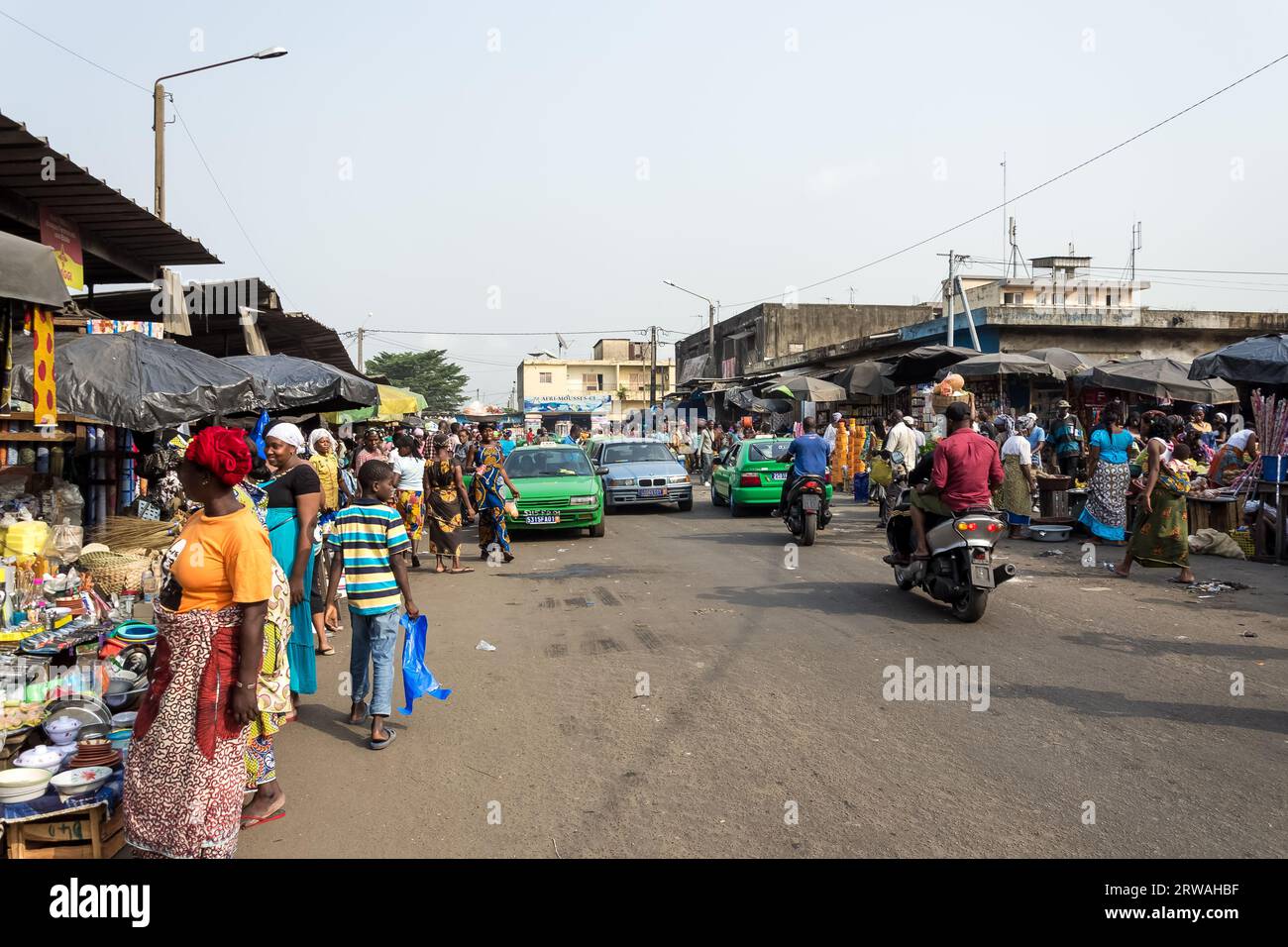 Vista del mercato di Adjamé, un mercato rinomato e culturalmente significativo nel vivace quartiere di Adjamé, Abidjan, Costa d'Avorio Foto Stock