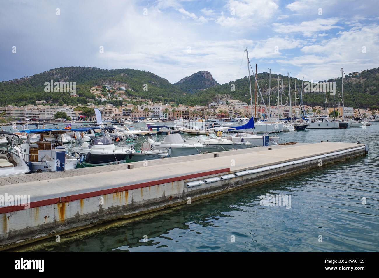 Port D'Andratx, Spagna - 7 maggio 2023: Barche e yacht nel porto turistico di Port d'Andratx, Maiorca Foto Stock