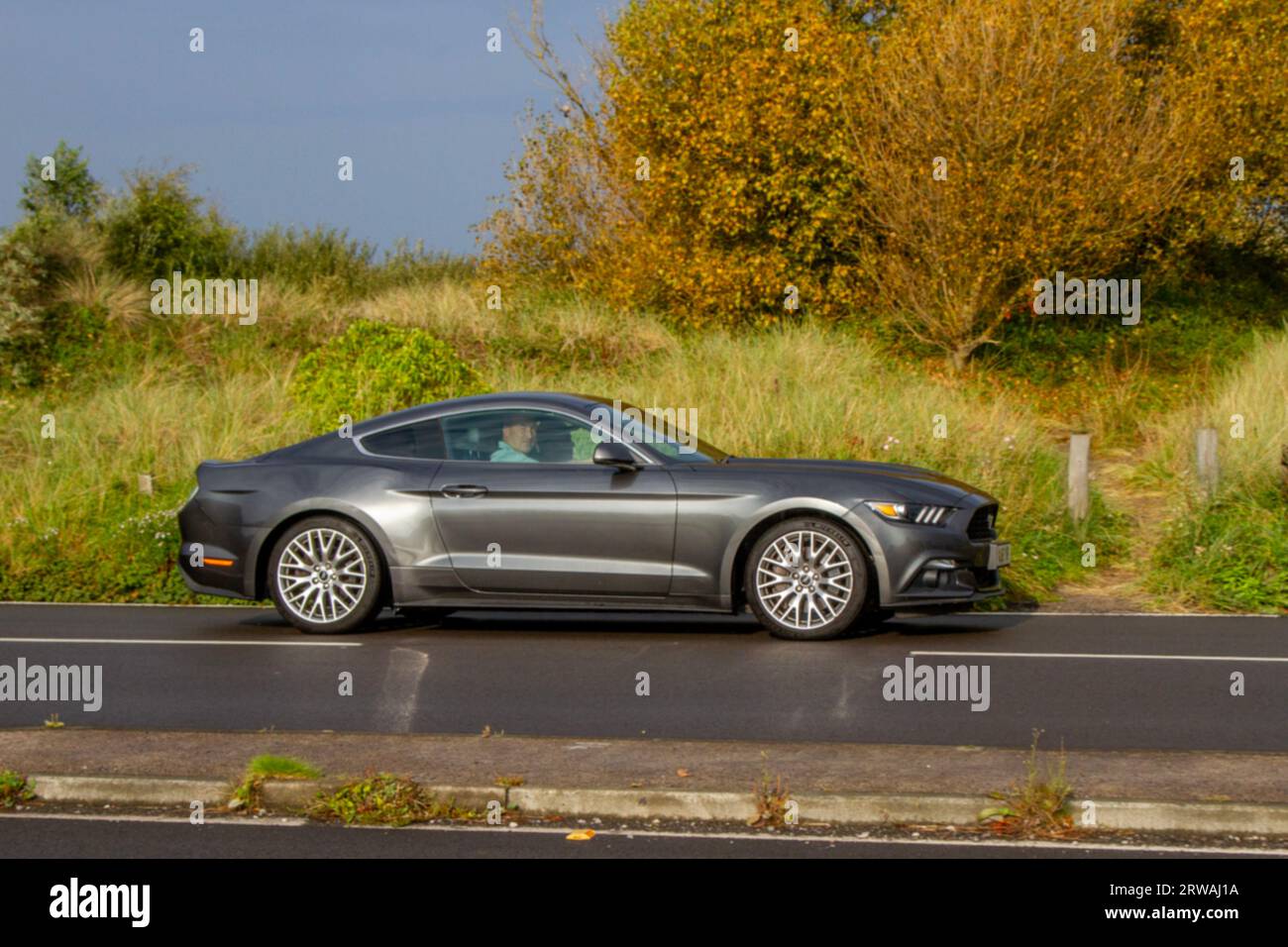 2016 Ford Mustang GT a 6 velocità grigia in viaggio verso Southport, Regno Unito Foto Stock