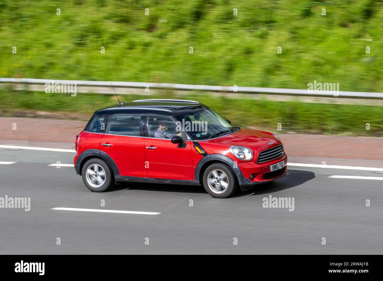 2013 Mini Countryman Cooper Auto Steptronic Red Car SUV benzina 1598 cc; attraversamento del ponte autostradale vicino a Manchester, Regno Unito Foto Stock