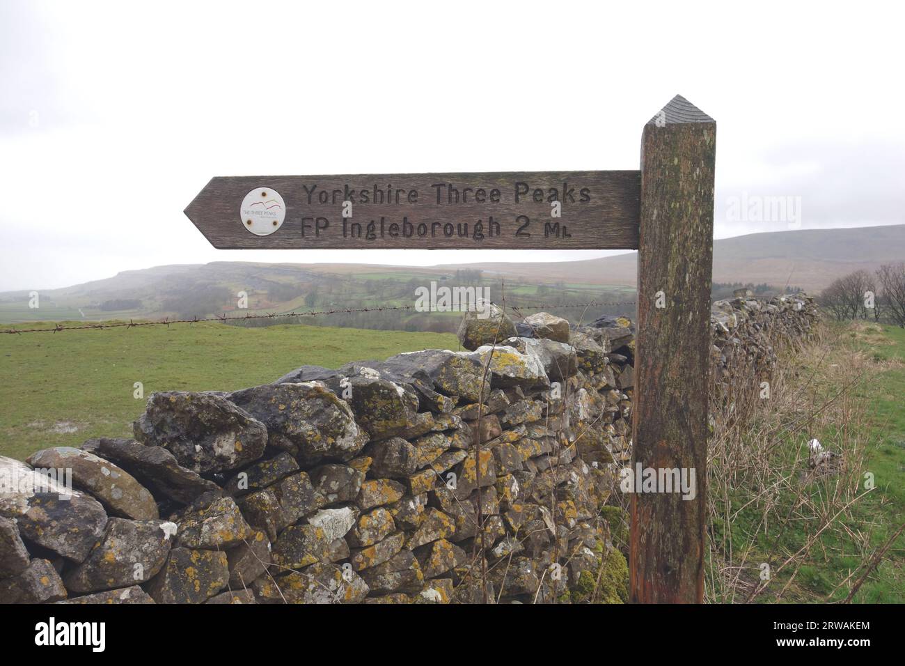 Wooden Signpost for Footpath to Ingleborough and the Yorkshire Three Peaks from Chapel-le-dale, Yorkshire Dales National Park, Inghilterra, Regno Unito. Foto Stock