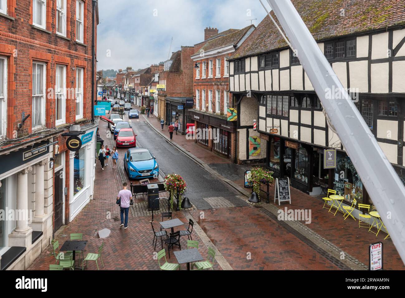 Vista della High Street a Godalming, Surrey, Inghilterra, Regno Unito, dal Pepperpot, l'ex municipio Foto Stock