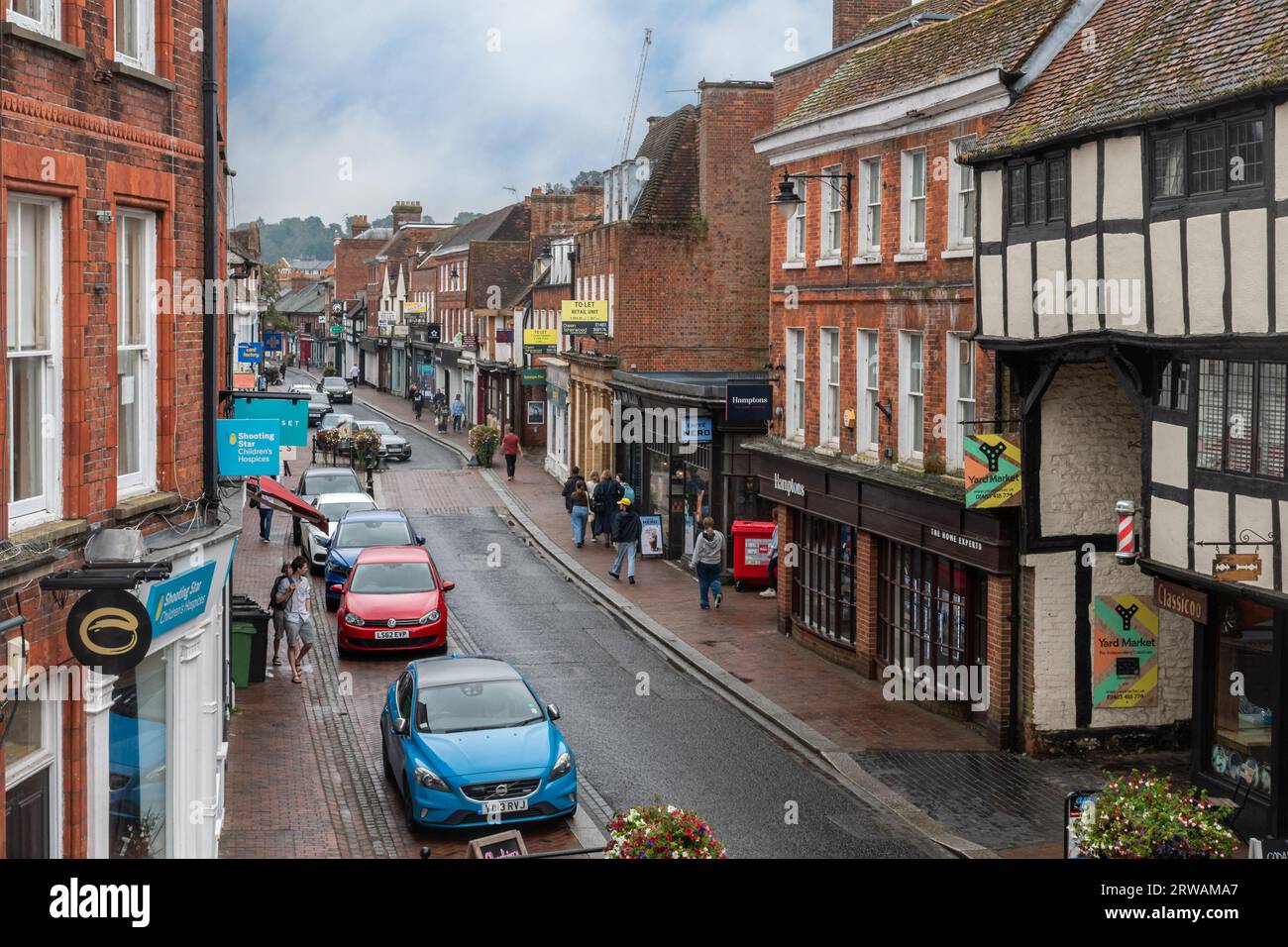 Vista della High Street a Godalming, Surrey, Inghilterra, Regno Unito, dal Pepperpot, l'ex municipio Foto Stock