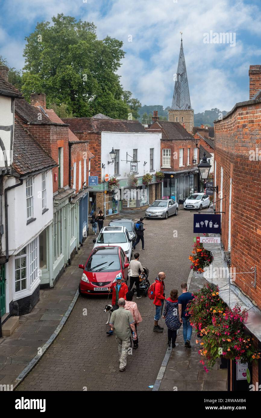 Vista di Church Street a Godalming, Surrey, Inghilterra, Regno Unito, dal Pepperpot, l'ex municipio Foto Stock