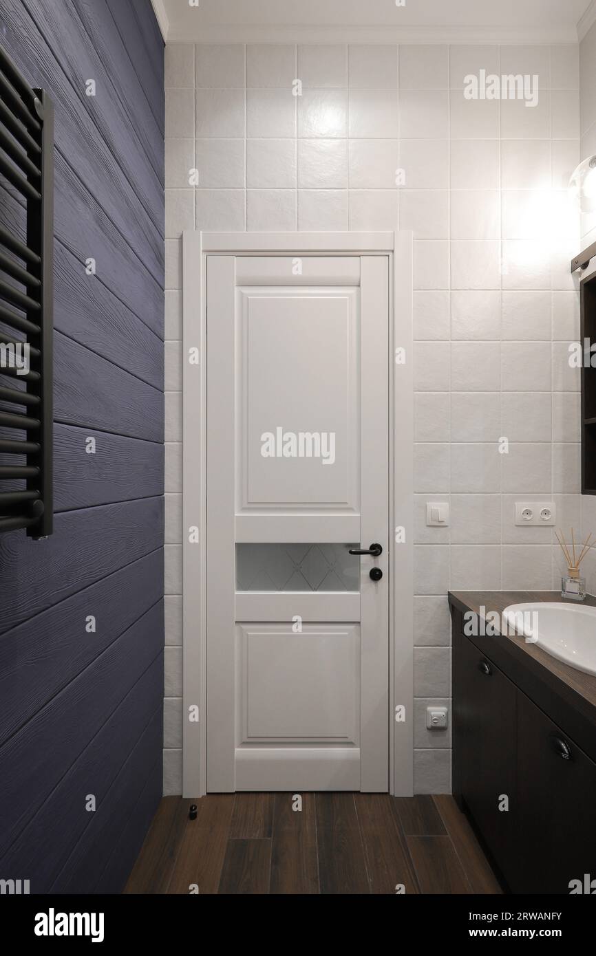 Porta interna bianca all'interno del bagno Foto Stock Porta interna bianca all'interno del bagno Foto Stock