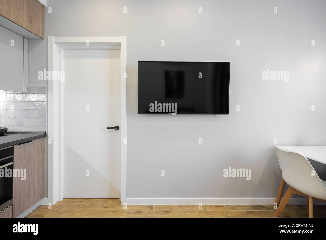 TV moderna appesa al muro nella cucina Foto Stock