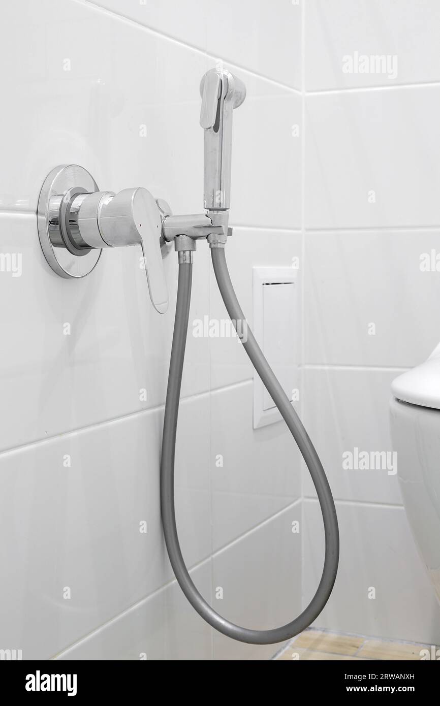Primo piano della doccia igienica cromata Foto Stock