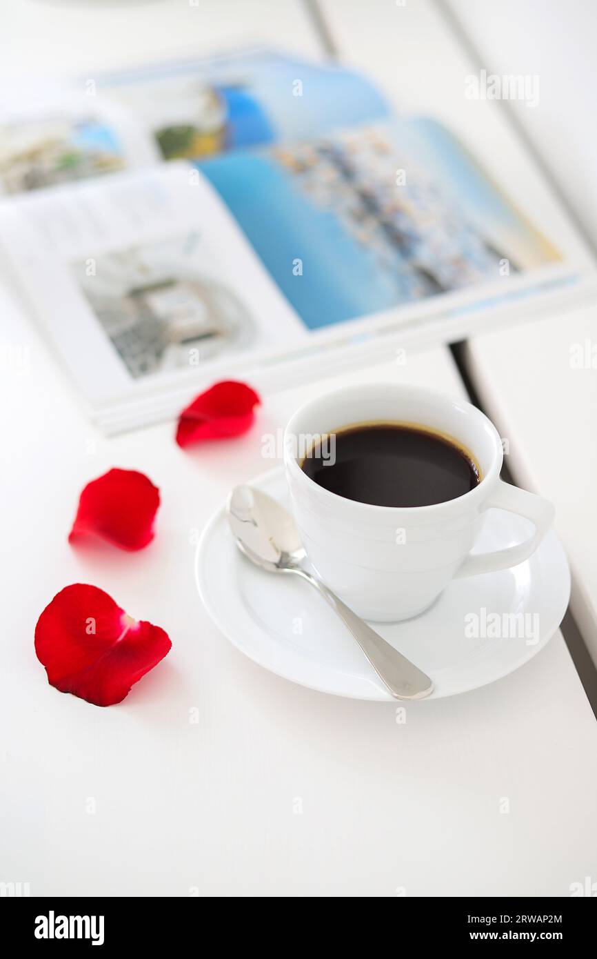 Caffè in una tazza bianca sul tavolo bianco Foto Stock