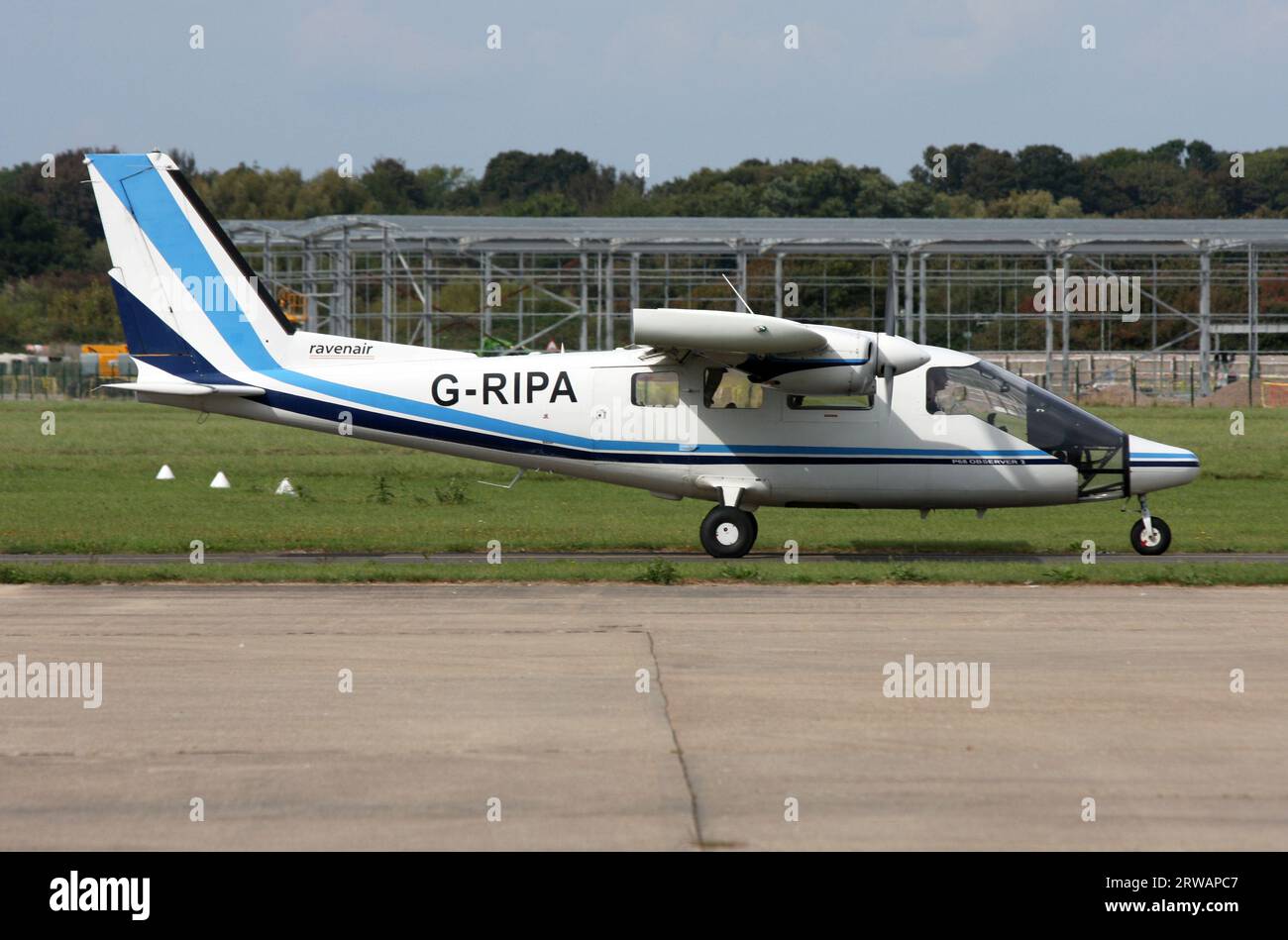 Un Vulcanair P.68 Observer 2 di Ravenair presso l'aeroporto di Brighton City tra i voli di indagine per Google Earth Foto Stock