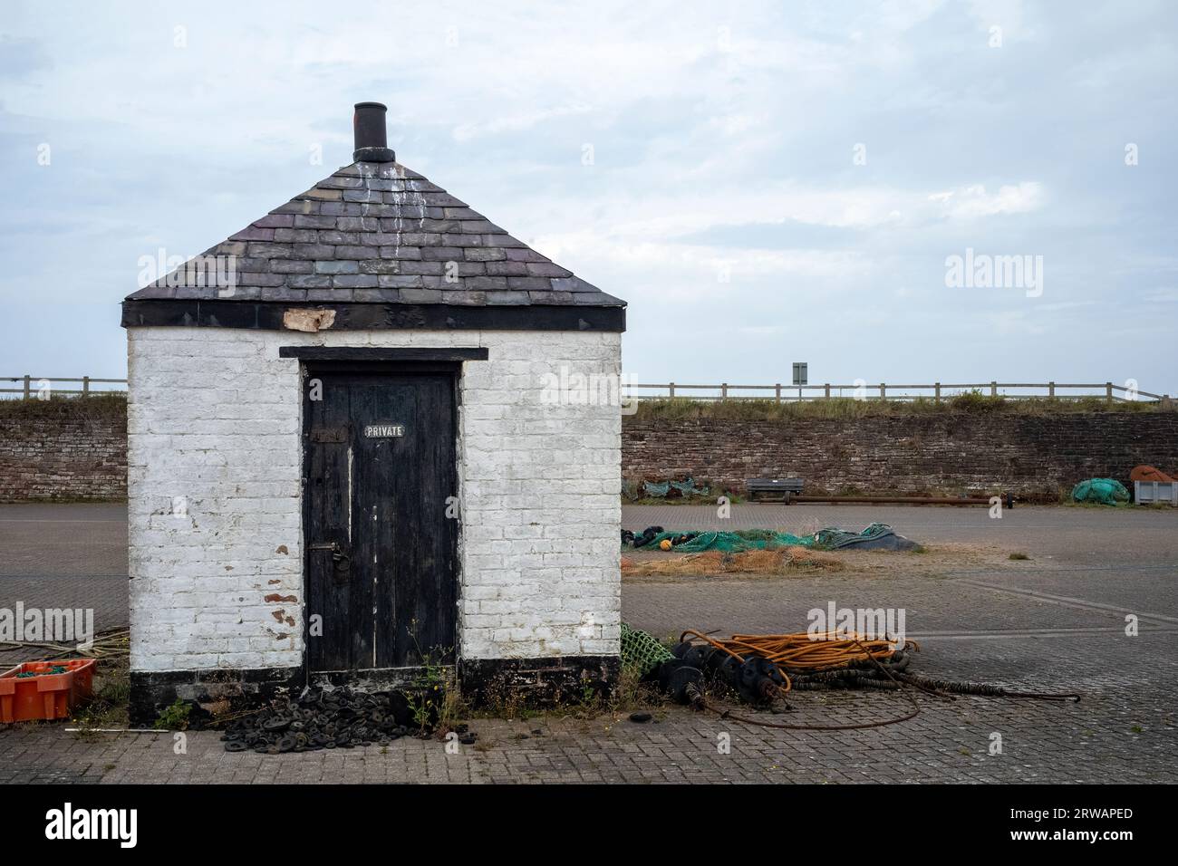 Un edificio suggestivo ma in diminuzione sul molo, il porto di Maryport, Cumbria Occidentale, Regno Unito Foto Stock
