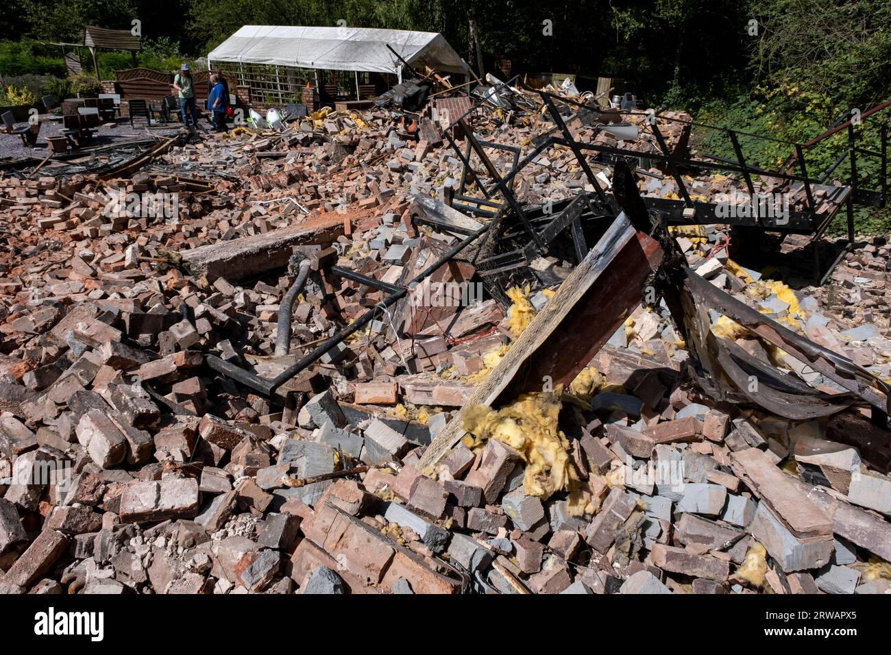 Resti del pub Crooked House a Himley, dove nel fine settimana scoppiò un incendio in mezzo a circostanze inspiegabili, e che fu inaspettatamente demolito meno di due giorni dopo, facendo arrabbiare la gente del posto l'11 agosto 2023 vicino a Dudley, Regno Unito. La polizia sta indagando sulle circostanze dell'incendio come incendio doloso, e sta cercando di stabilire se la demolizione fosse lecita. L'aspetto distintivo della Crooked House è stato il risultato della cedimento minerario che ha fatto sì che un lato dell'edificio fosse circa 1,2 m più basso dell'altro. Era conosciuto come «Britains wonkiest pub» e illusioni ottiche in Foto Stock