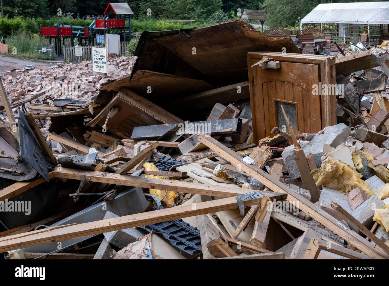 Resti del pub Crooked House a Himley, dove nel fine settimana scoppiò un incendio in mezzo a circostanze inspiegabili, e che fu inaspettatamente demolito meno di due giorni dopo, facendo arrabbiare la gente del posto l'11 agosto 2023 vicino a Dudley, Regno Unito. La polizia sta indagando sulle circostanze dell'incendio come incendio doloso, e sta cercando di stabilire se la demolizione fosse lecita. L'aspetto distintivo della Crooked House è stato il risultato della cedimento minerario che ha fatto sì che un lato dell'edificio fosse circa 1,2 m più basso dell'altro. Era conosciuto come «Britains wonkiest pub» e illusioni ottiche in Foto Stock