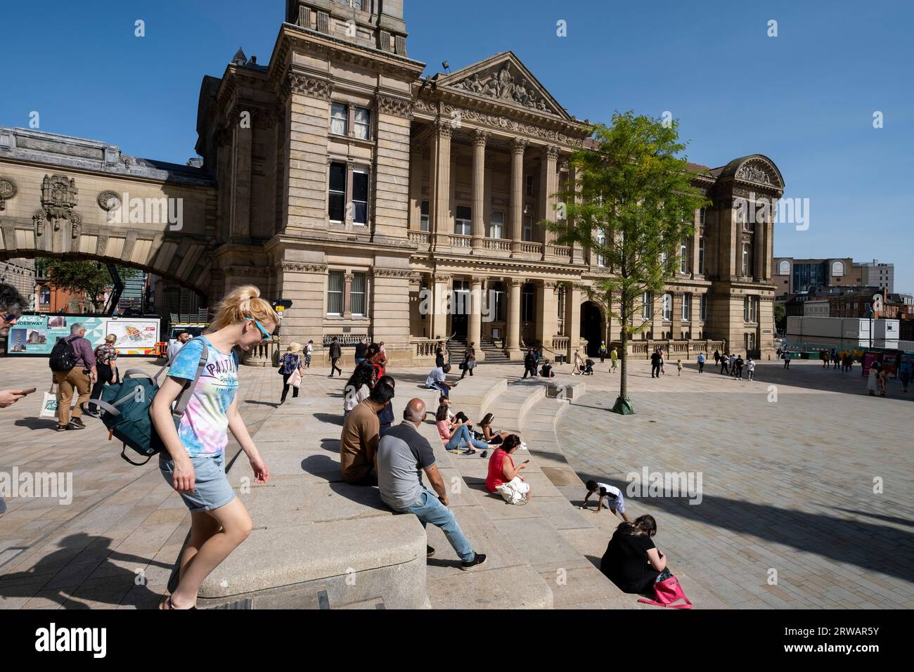 Edificio del municipio del Birmingham City Council Town Hall in Chamberlain Square nel centro della città il giorno in cui il consiglio ha annunciato che stava emettendo un avviso di sezione 114 che annuncia di non essere in grado di bilanciare il proprio budget ed è in bancarotta il 5 settembre 2023 a Birmingham, Regno Unito. Il consiglio laburista ha avuto problemi finanziari di lunga data a causa di richieste di indennizzo per pari retribuzione in cui le donne sono state pagate meno degli uomini con lo stesso grado di retribuzione e l'attuazione di un sistema INFORMATICO problematico, che ha portato a un buco nero finanziario di circa 650 milioni di sterline e 100 milioni di sterline rispettivamente. Foto Stock