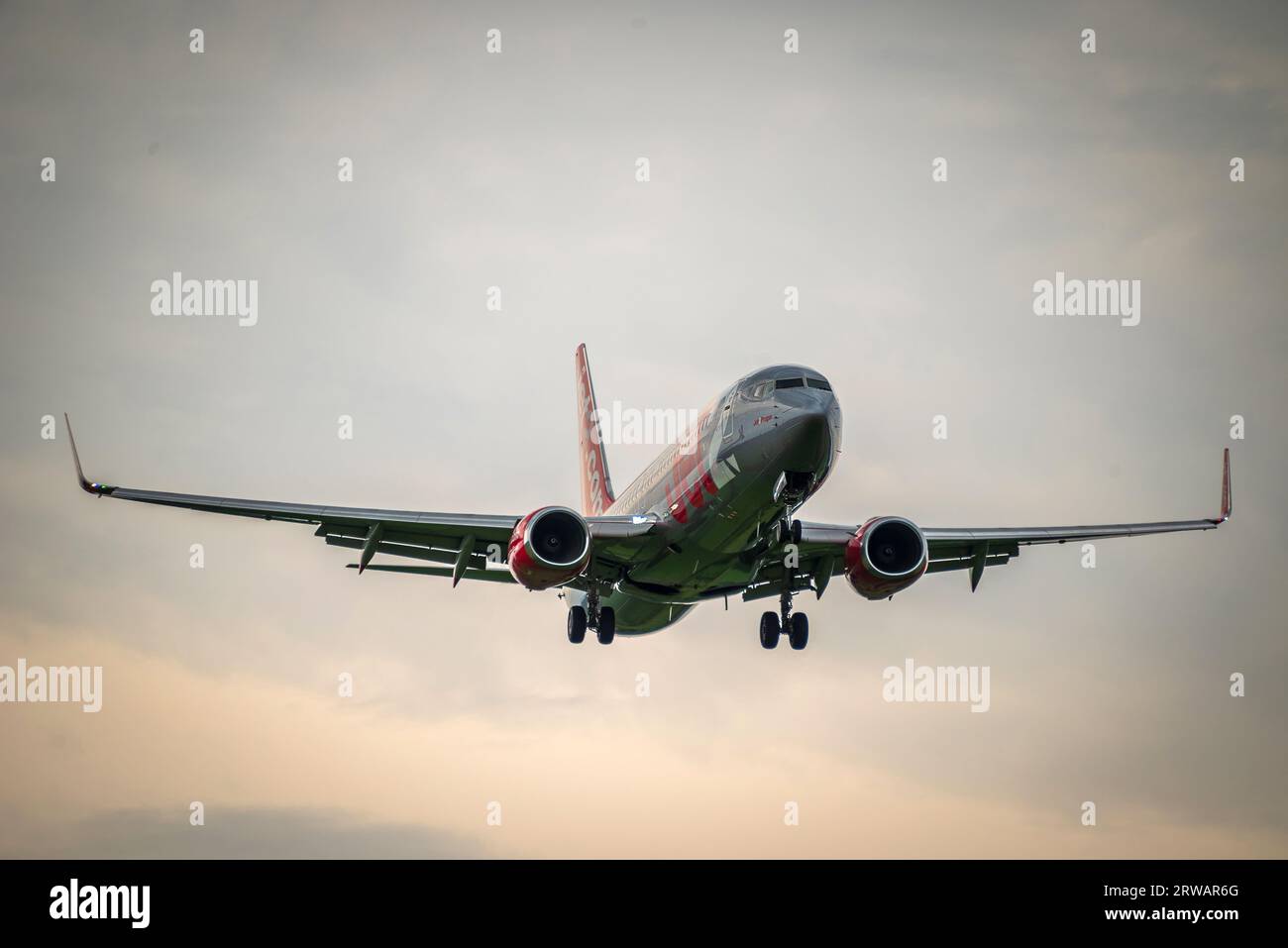 Jet2 Holidays Boeing 737-8MG aereo di linea in arrivo per atterrare all'aeroporto di Manchester. Foto Stock