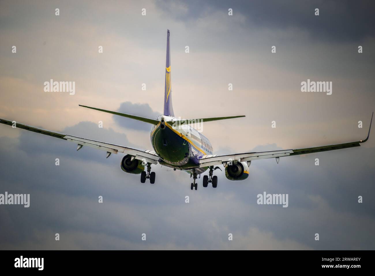 Aereo di linea Ryanair in arrivo per atterrare all'aeroporto di manchester. Foto Stock