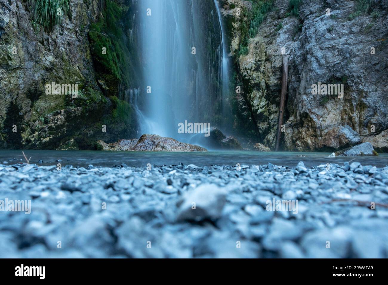 Bellissima cascata nella valle di Theth, albania Foto Stock