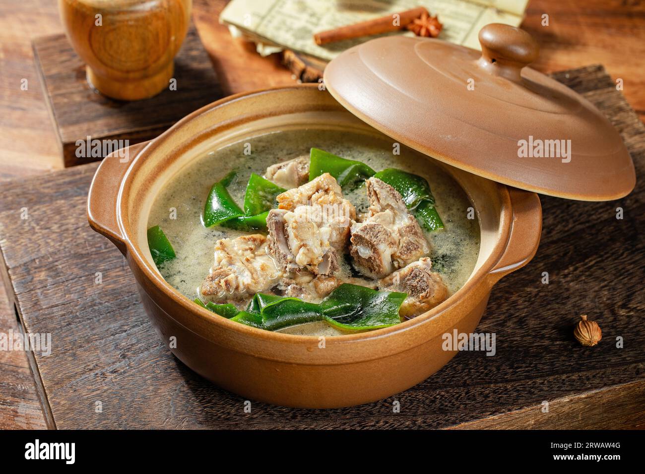 Costolette di maiale con zuppa di Kelp, Seolleongtang in stile coreano Foto Stock