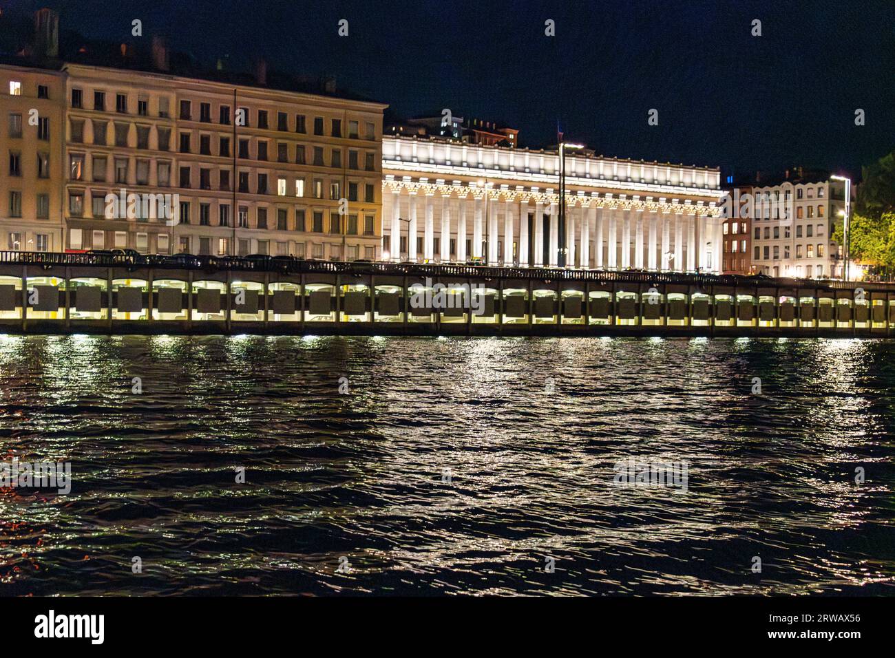 Vista notturna sul fiume Saone verso la città vecchia di Lione e la Corte d'appello, Lione, Francia. Foto Stock