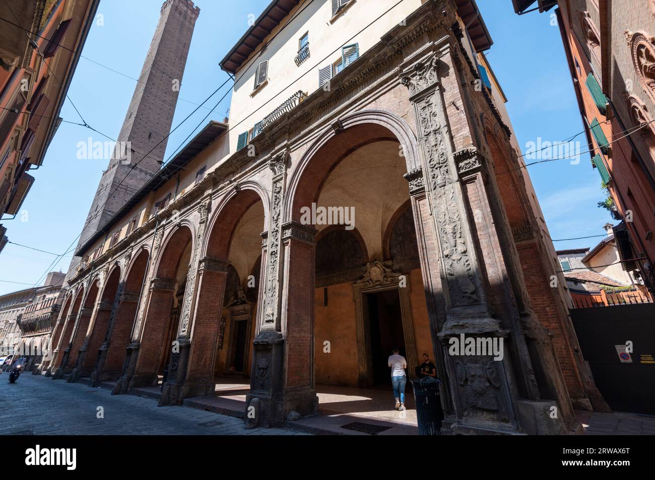 Le due Torri, 97,2 metri (319 piedi): Garisenda e degli Asinelli, conosciute come le due torri alla fine di Str. Maggiore a Bologna in Emilia-Romagna Foto Stock