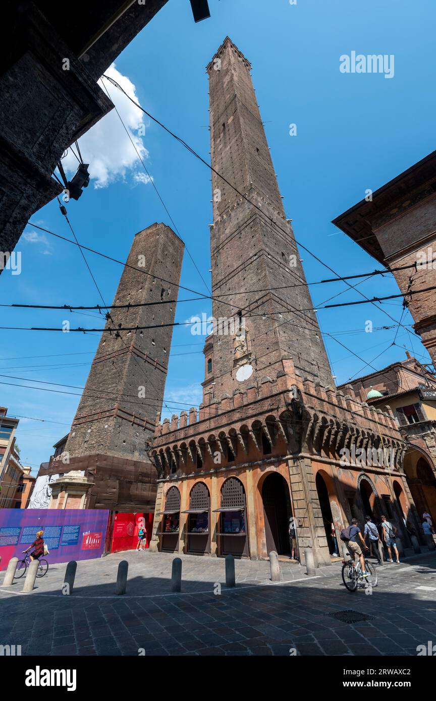 Il punto di riferimento della città di Bologna è la 97,2 metri (319 piedi) le due Torri: Garisenda e degli Asinelli, (Garisenda e Asinelli), conosciute come le due torri di Bolo Foto Stock