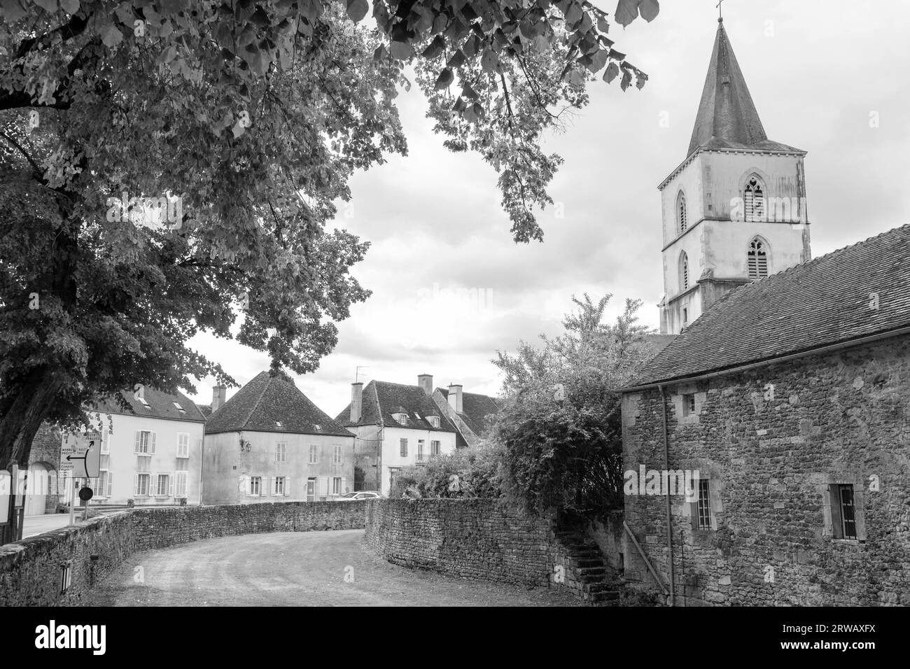 Foto in bianco e nero di Eglise Saint Symphorienin nei terreni dei castelli d'Epoisses nel dipartimento di Côte-d'Or in Borgogna Francia. Foto Stock