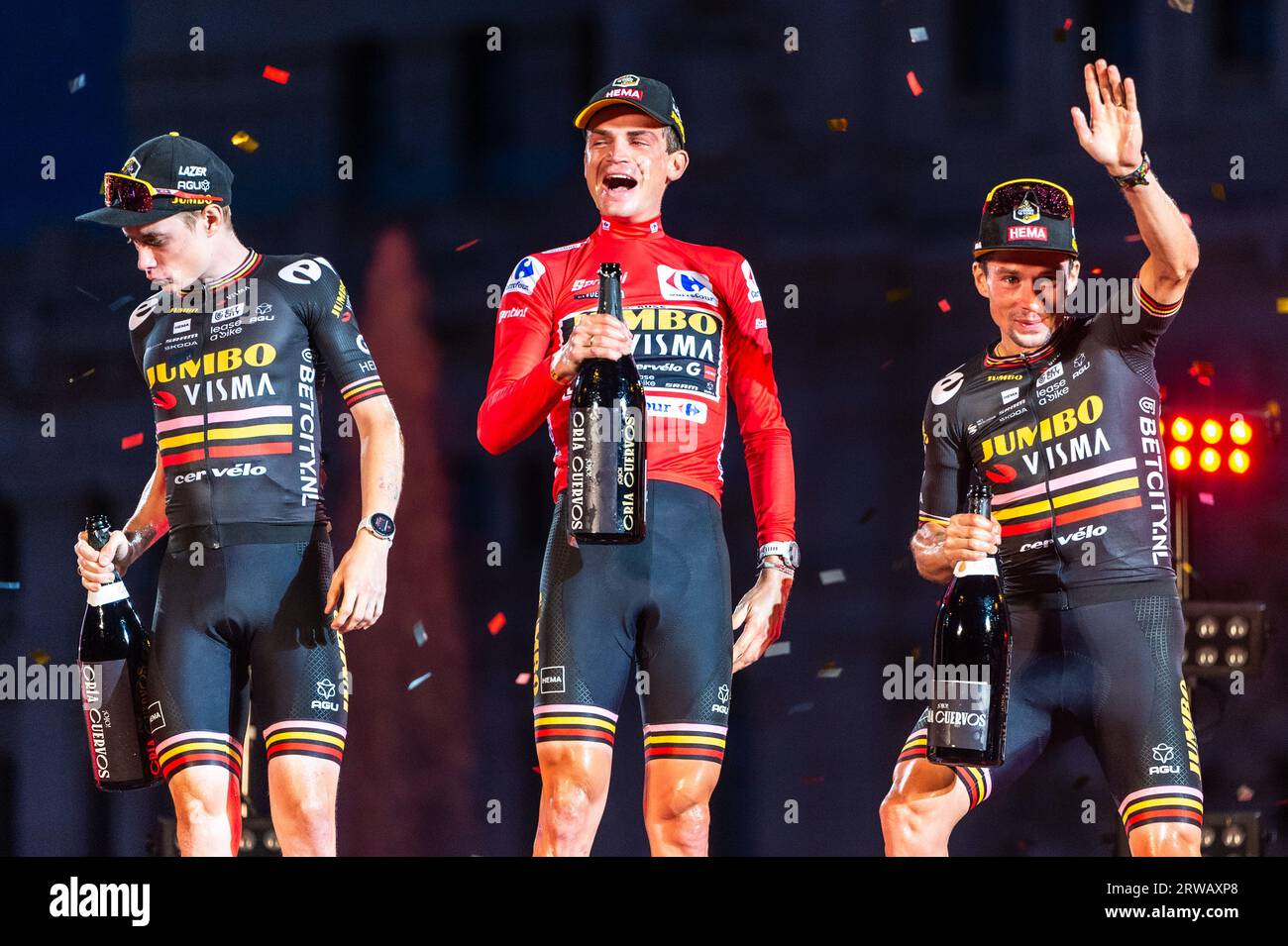 Jonas Vingegaard (Jumbo-Visma), Sepp Kuss (Jumbo-Visma) e Primoz Roglic (Jumbo-Visma) alla cerimonia di premiazione finale della gara di ciclismo spagnola la Vuelta a Plaza de Cibeles. Foto Stock