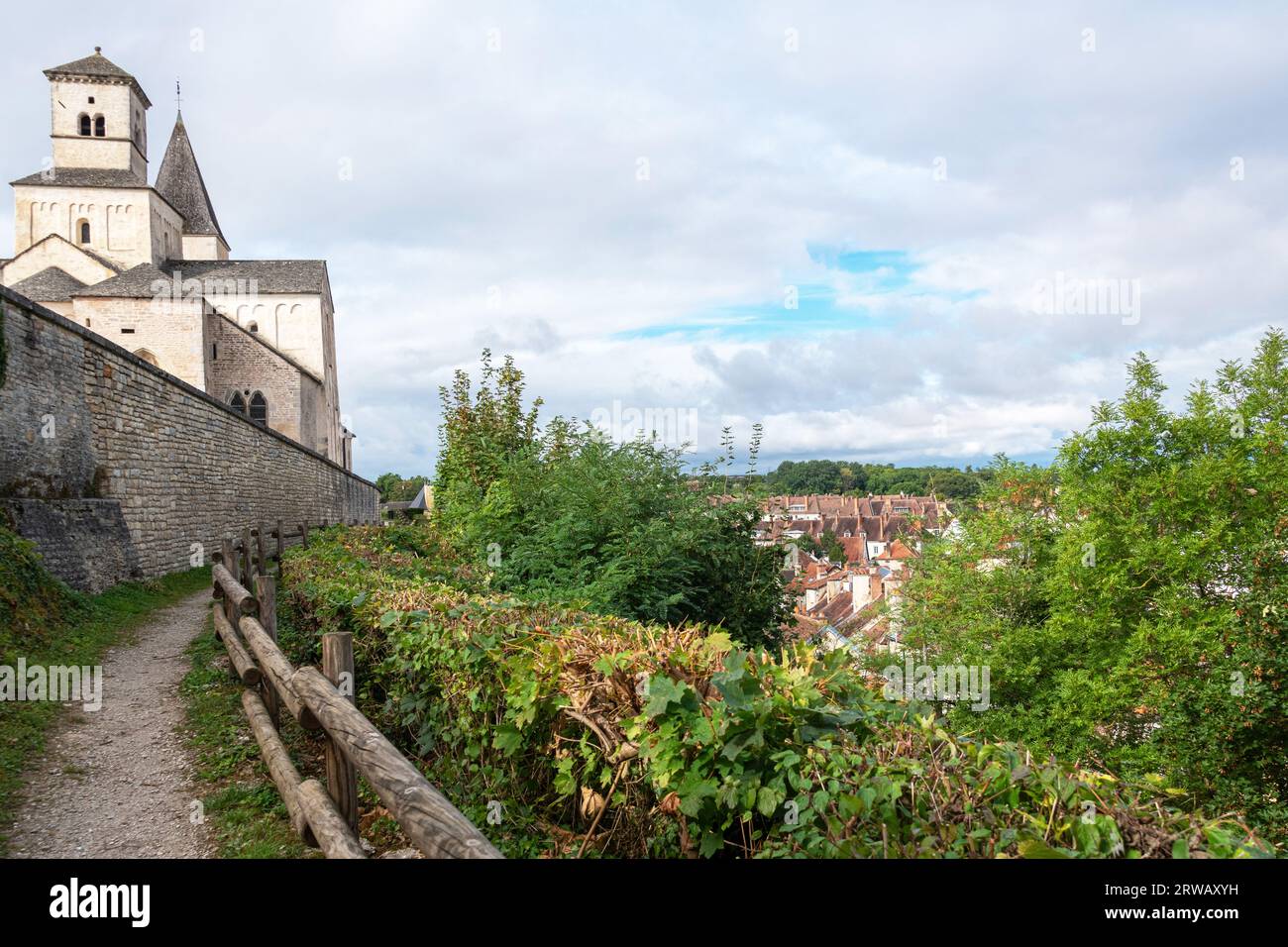 Chiesa di Saint-Vorles sotto i cieli tempestosi a Chatillon Sur Seine, seduto sopra la città di Bourgogne-Franche-Comte, Francia. Foto Stock