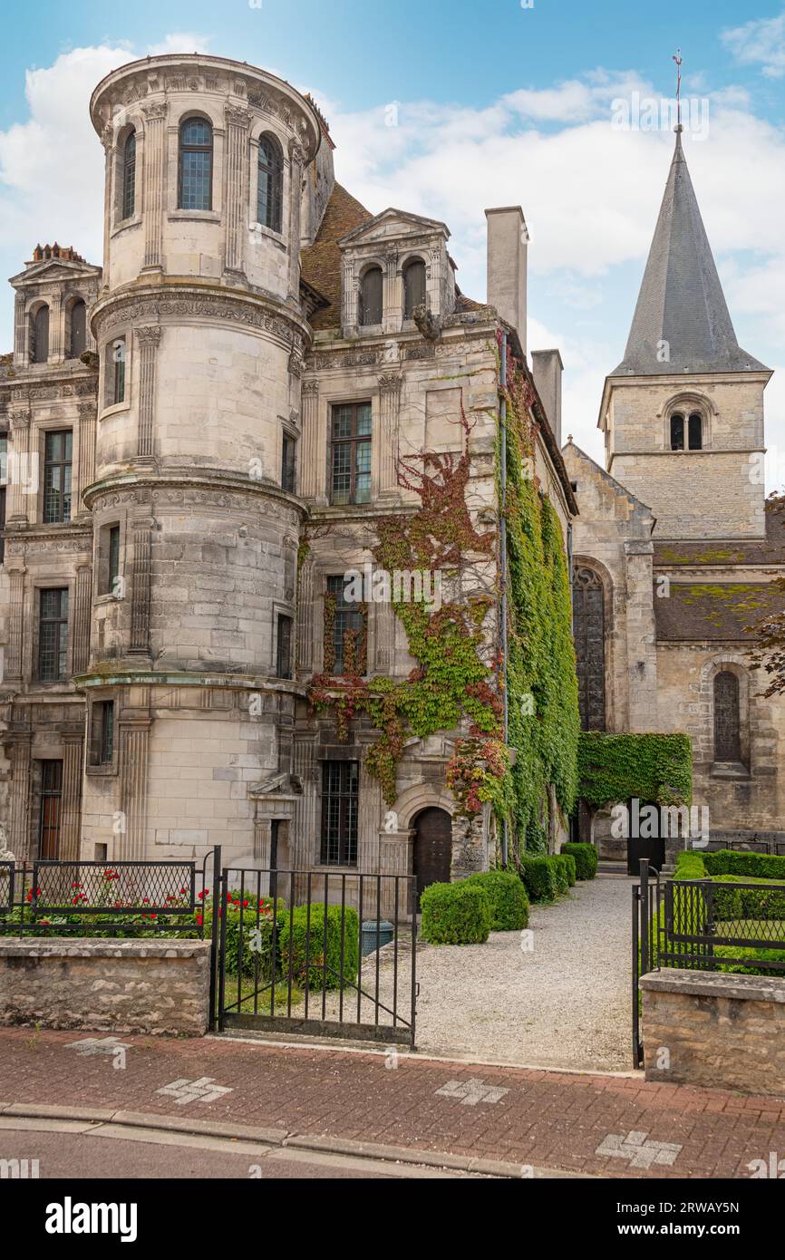 Una casa di città romanica a Chatillon-sur-Seine, ora utilizzata come ufficio del turismo, in Francia. Foto Stock