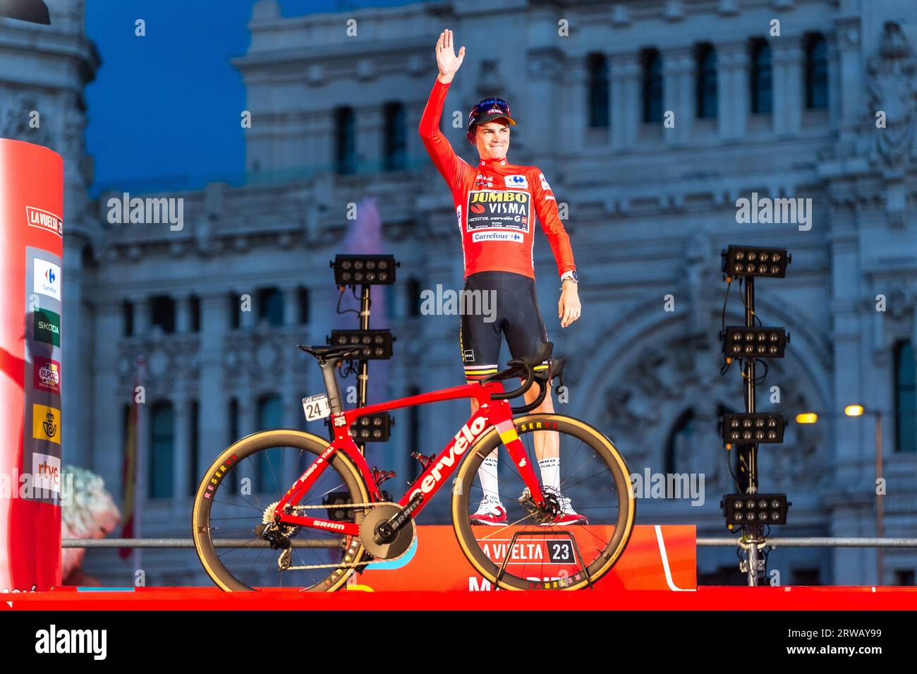 Sepp Kuss (Jumbo-Visma) viene premiato con la maglia rossa come vincitore della gara spagnola di ciclismo la Vuelta. (Foto di Alberto Gardin / SOPA Images/Sipa USA) Foto Stock