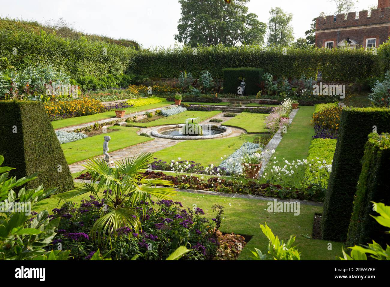 Uno dei Pond Gardens all'Hampton Court Palace. Giardini incassati a livelli in stile olandese formale, si trovano accanto al Privy Garden. Londra Regno Unito (135) Foto Stock