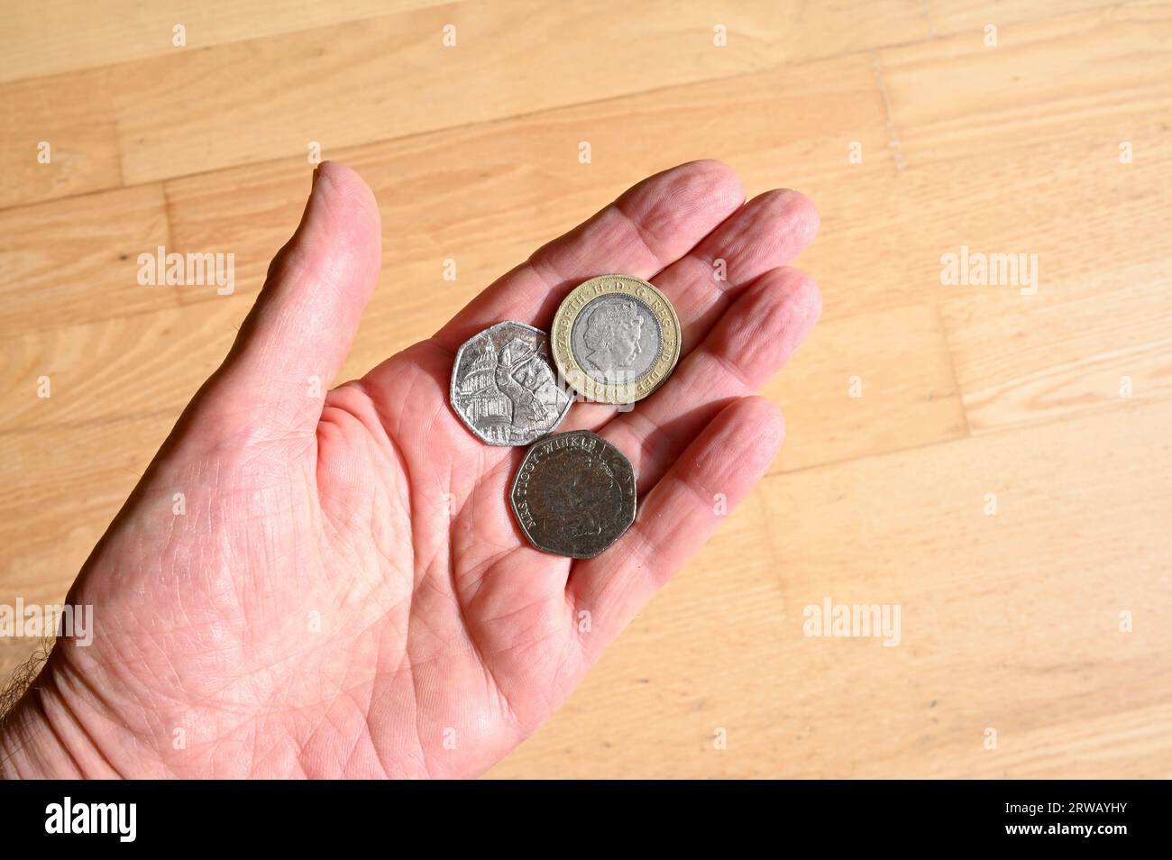 Due cinquanta pezzi da pence e una moneta da due chili. Foto Stock