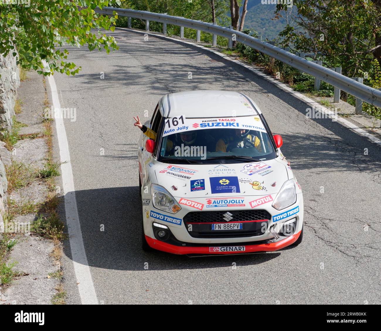 Auto in procinto di iniziare un Motorsport Rally Stage vicino a Nus in Valle d'Aosta. Italia. 17 settembre 2023 Foto Stock