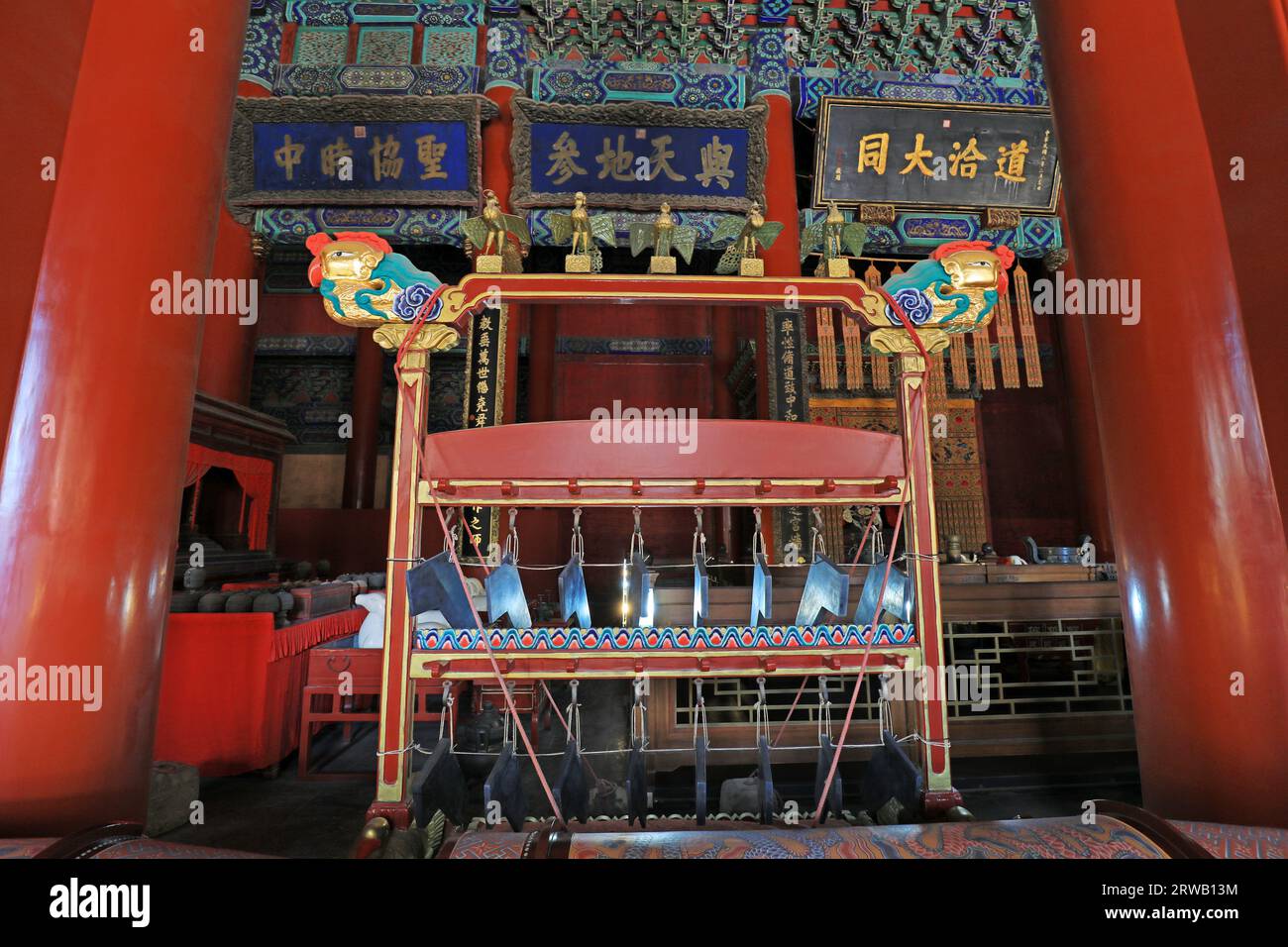 Pechino, Cina, 5 ottobre 2019: Strumenti musicali classici nella sala Dacheng del Tempio di Confucio. Foto Stock