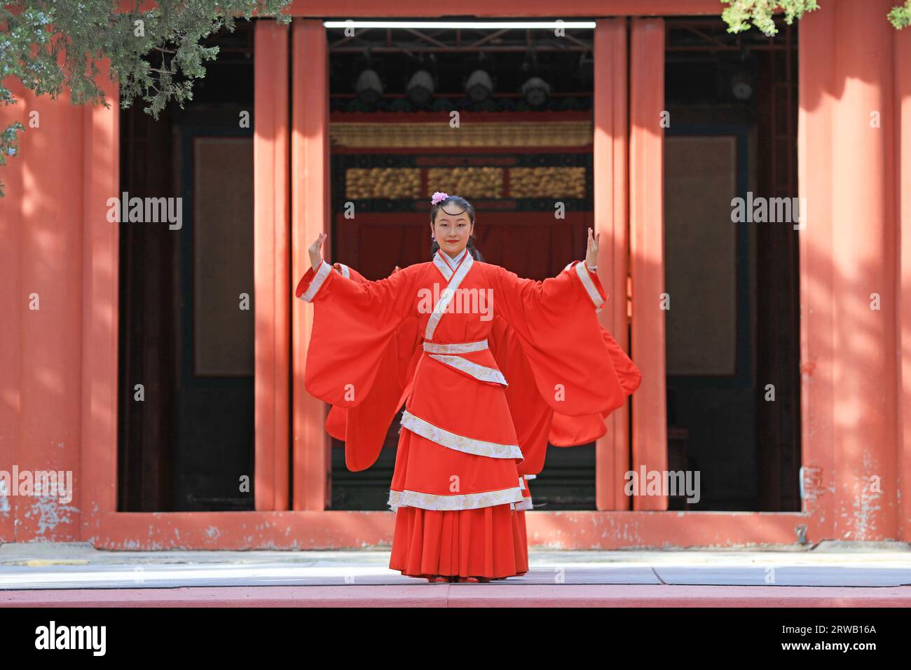 Pechino, Cina, 5 ottobre 2019: Dacheng rituale e performance musicale del Tempio di Confucio a Pechino. Foto Stock