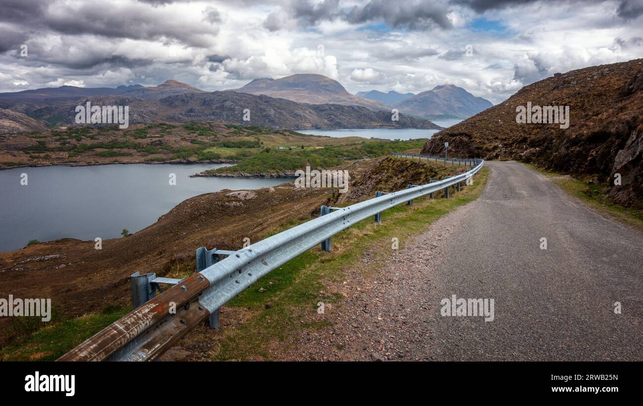 La selvaggia strada costiera secondaria della penisola di Applecross (che si affaccia sulle montagne di Torridon), che fa parte del percorso 500 della costa settentrionale, Wester Ross, Foto Stock