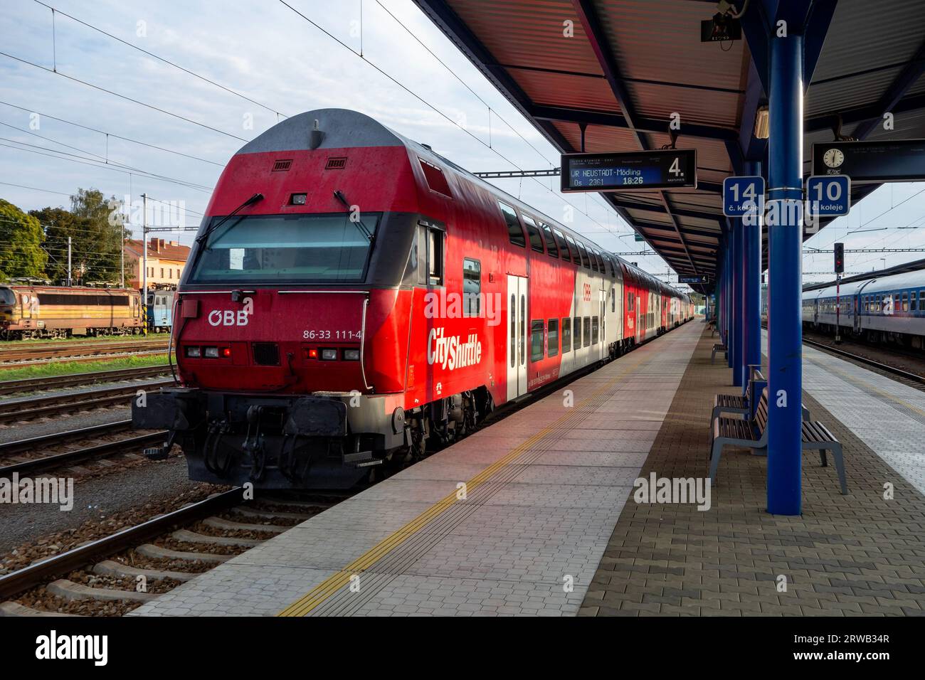 BRECLAV, REPUBBLICA CECA - 7 SETTEMBRE 2014: Treno OBB 86-33 111-4 Bombardier CityShuttle al binario della stazione ferroviaria di Breclat Foto Stock