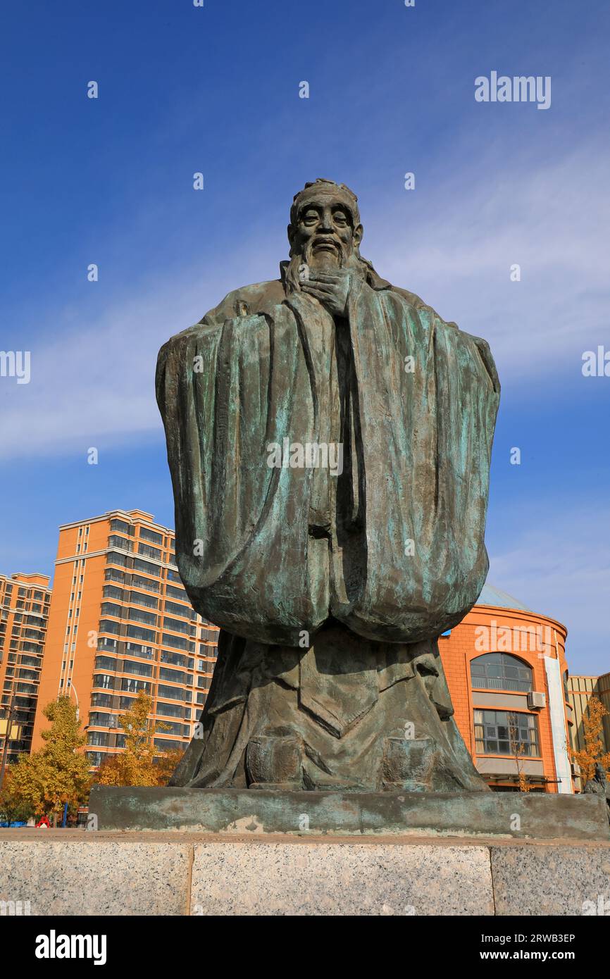 CONTEA DI LUANNAN, provincia di Hebei, Cina - 1° novembre 2020: Antiche sculture cinesi nei parchi Foto Stock