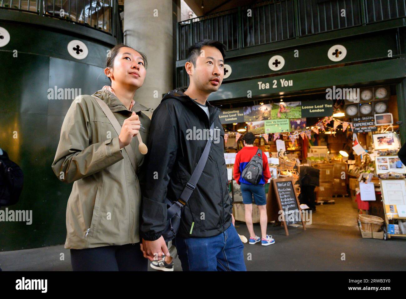 Londra, Regno Unito. Borough Market, Southwark. Coppia asiatica Foto Stock